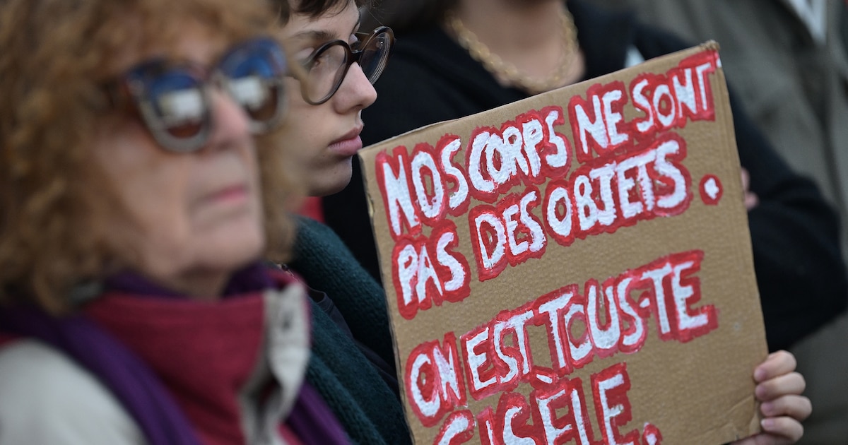 Une personne tient une pancarte de soutien à Gisèle Pelicot, victime de viols pendant une dizaine d'années, le 14 septembre à Rennes