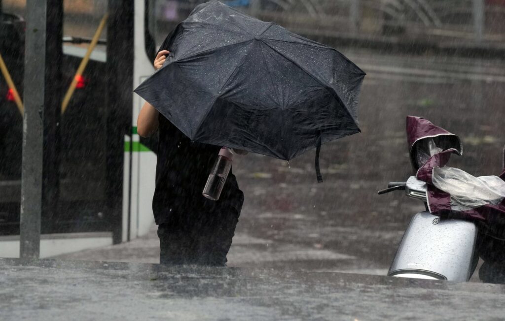 Chine : « Vraiment bizarre d’être au cœur de la tempête »… Hugo est resté bloqué à Shanghai à cause du typhon Bebinca