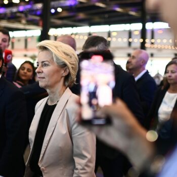 La présidente de la Commission européenne Ursula von der Leyen (d) et le secrétaire général de Renaissance, Stéphane Séjourné (g) arrivent au "campus européen" de Renaissance, le 7 octobre 2023 à Bordeaux