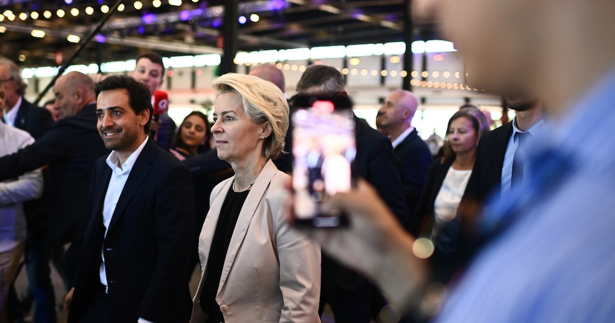 La présidente de la Commission européenne Ursula von der Leyen (d) et le secrétaire général de Renaissance, Stéphane Séjourné (g) arrivent au "campus européen" de Renaissance, le 7 octobre 2023 à Bordeaux