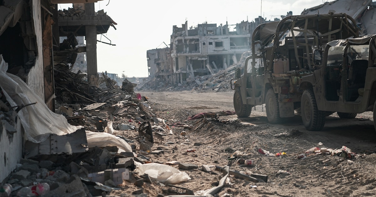 Photo prise lors d'une visite contrôlée et éditée sous la supervision de l'armée israélienne montrant des soldats israéliens en patrouille à côté de bâtiments détruits à Rafah, dans le sud de la bande de Gaza, le 13 septembre 2024