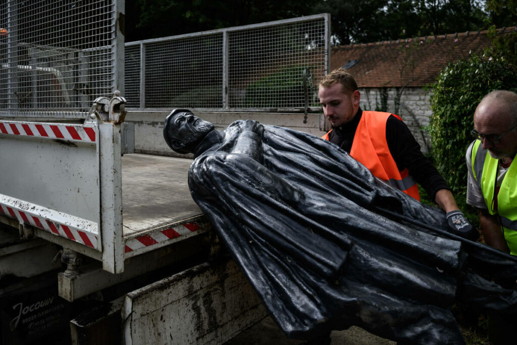 Une statue de l’abbé Pierre déboulonnée dans un fief d’Emmaüs