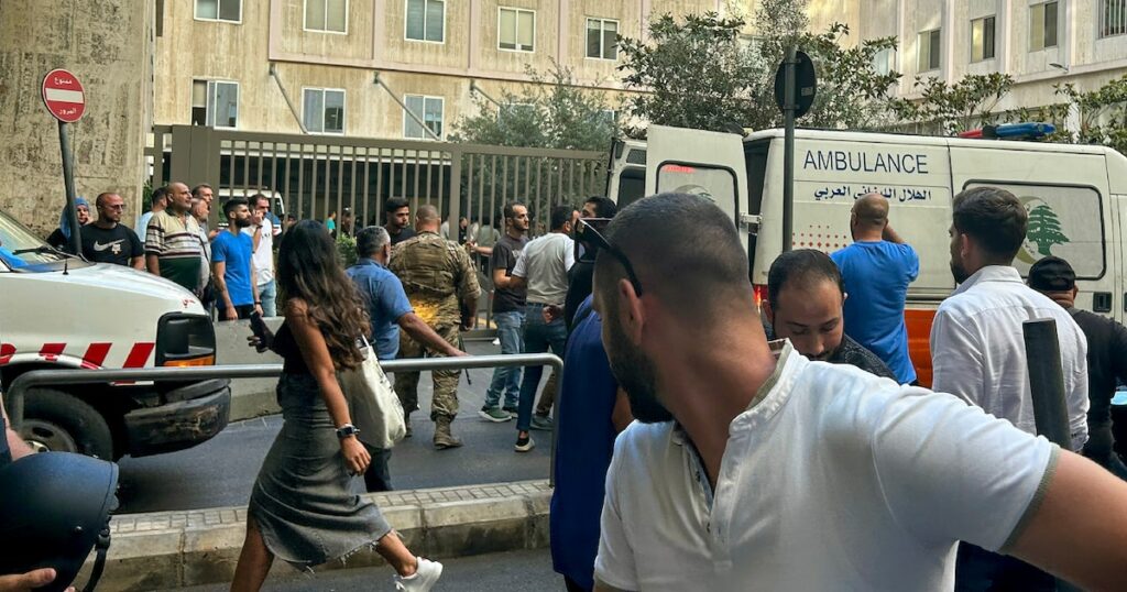 Des ambulances transportent des blessés vers un hôpital de Beyrouth après les explosions meurtrières de bipeurs de membres du Hezbollah à travers le Liban, le 17 septembre 2024