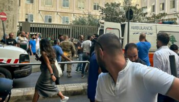 Des ambulances transportent des blessés vers un hôpital de Beyrouth après les explosions meurtrières de bipeurs de membres du Hezbollah à travers le Liban, le 17 septembre 2024