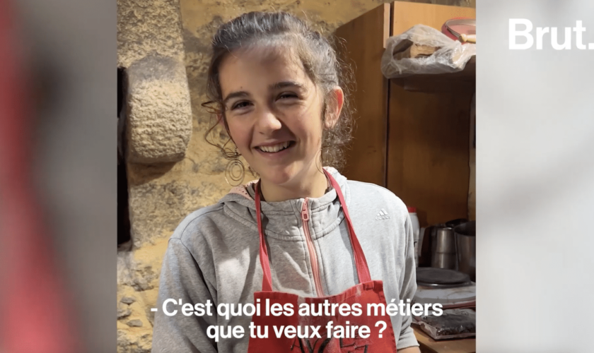 VIDEO. Bretagne: Zoé, 16 ans, prépare les brioches traditionnelles de Meneham