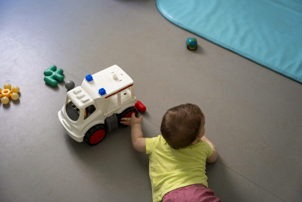 « Les crèches sont devenues des halls de gare et les enfants, des codes-barres » : Victor Castanet publie son nouveau livre-enquête