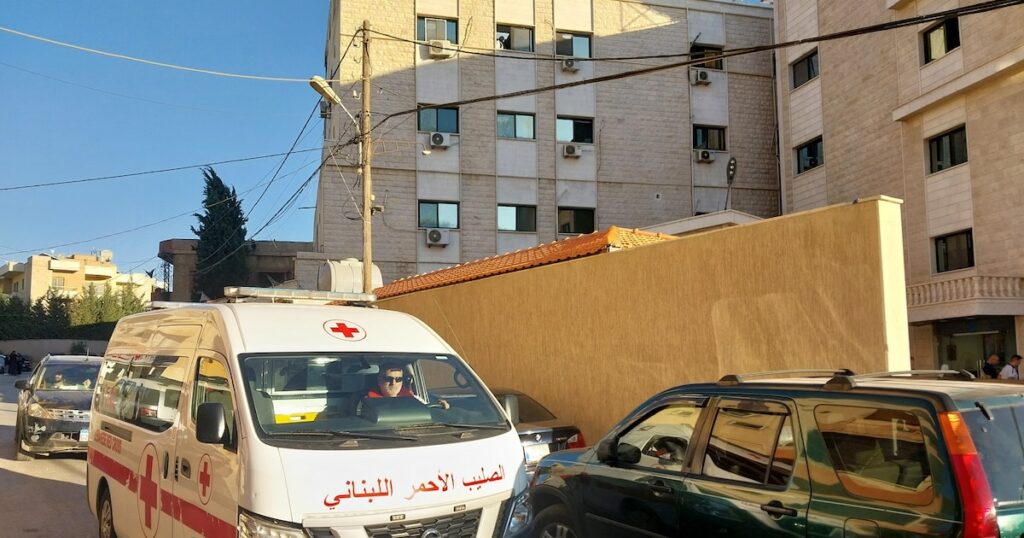 Une ambulance roule vers un hôpital de Baalbeck, dans l'est du Liban, le 17 septembre 2024, après des explosions de bipeurs appartenant à des membres du Hezbollah libanais qui ont fait des centaines de blessés