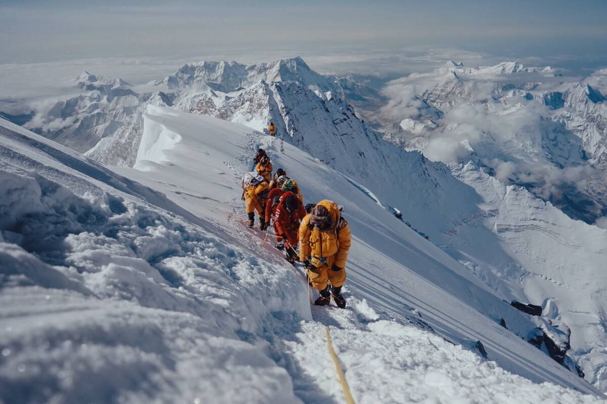 Inoxtag sur l’Everest : « Quand on voit son film, on se dit que le business autour de l’Himalaya a de beaux jours devant lui »