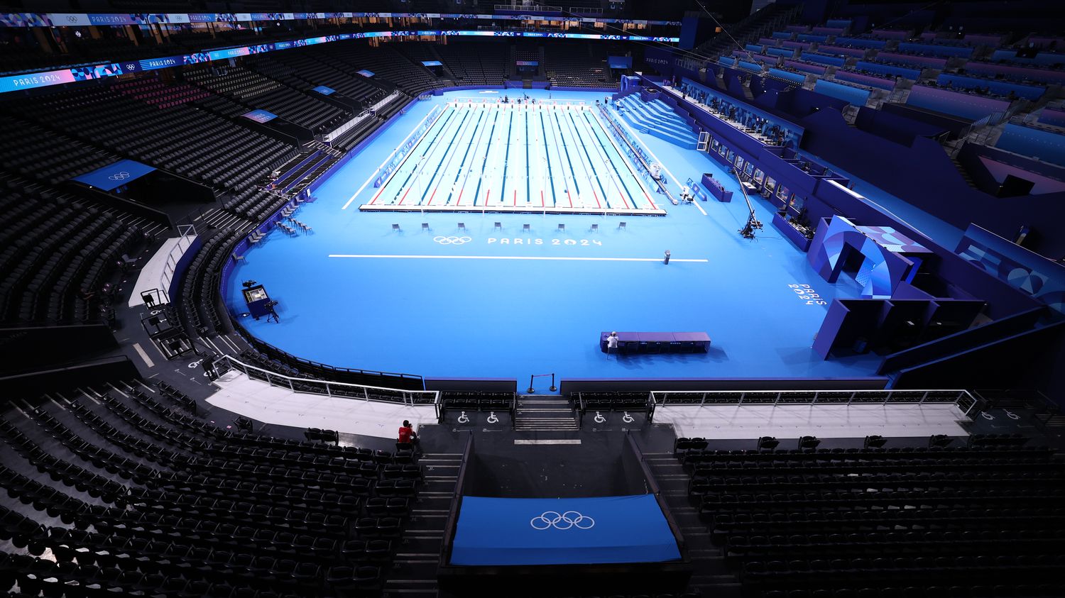 REPORTAGE. "C'est émouvant de voir cette salle se métamorphoser" : à Paris La Défense Arena, la piscine olympique est en train d'être démontée