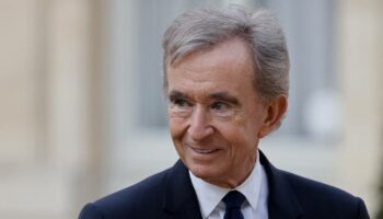 Quand Bernard Arnault tente d’interdire aux équipes de LVMH de parler à certains médias