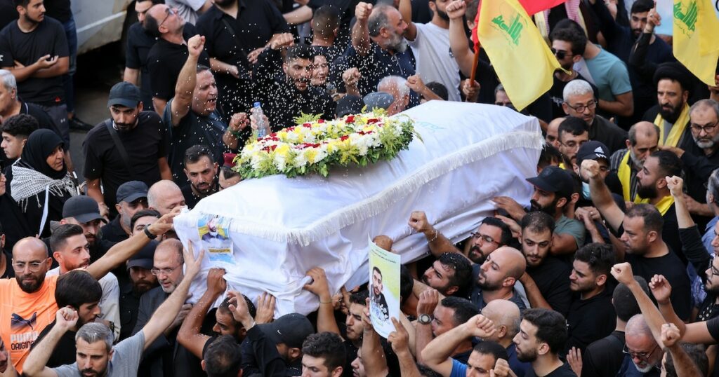 Procession funéraire dans la banlieue sud de Beyrouth d'une personne tuée lors de l'explosion de centaines de bipeurs du Hezbollah libanais la veille, le 18 septembre 2024