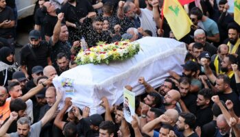 Procession funéraire dans la banlieue sud de Beyrouth d'une personne tuée lors de l'explosion de centaines de bipeurs du Hezbollah libanais la veille, le 18 septembre 2024