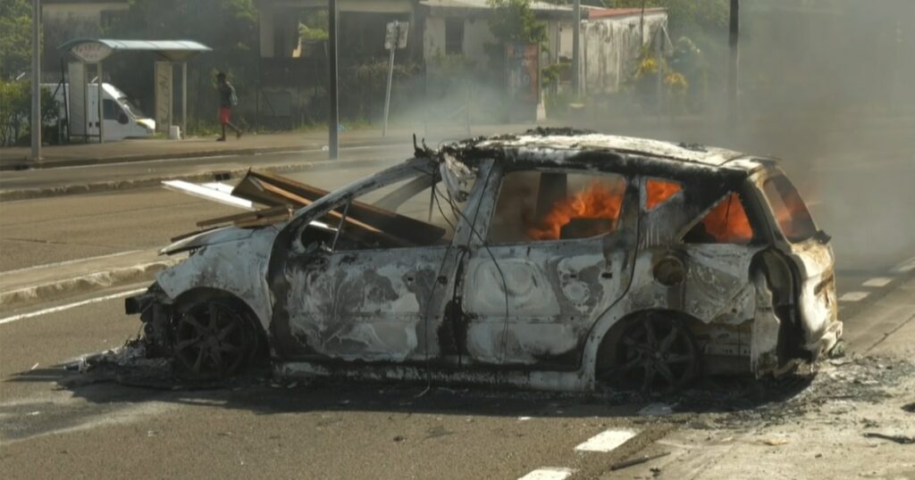 Une voiture en feu dans une rue de Fort-de-France, en Martinique, le 17 septembre 2024