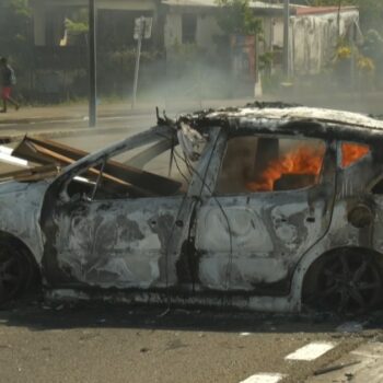 Une voiture en feu dans une rue de Fort-de-France, en Martinique, le 17 septembre 2024