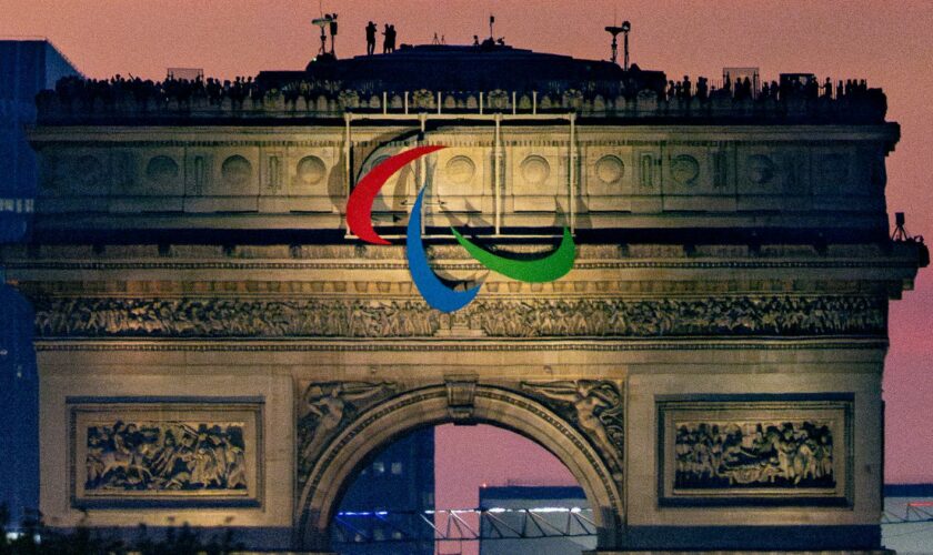 Les Agitos, symbole des Jeux paralympiques installé sur l'Arc de Triomphe, vont être prochainement installés à Bobigny, en Seine-Saint-Denis