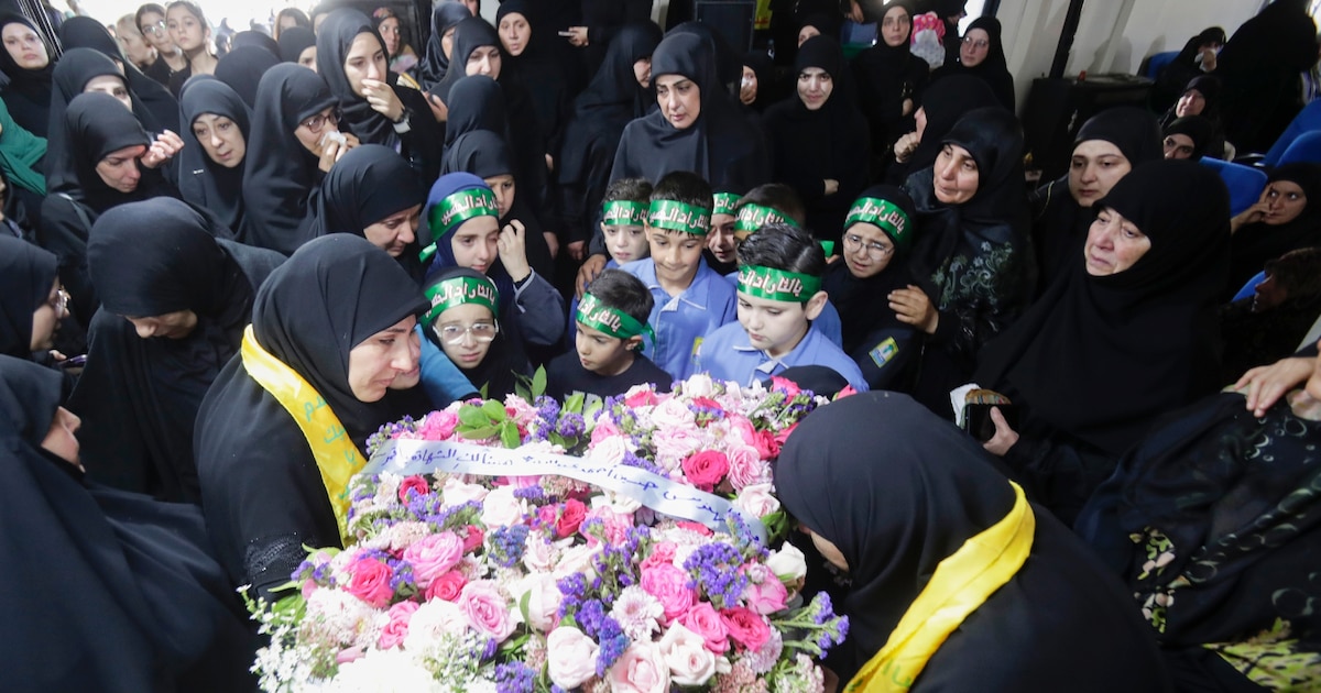 Des proches d'une fillette tuée dans l'explosion de bipeurs de membres du mouvement islamiste Hezbollah, lors de ses funérailles dans le village de Saraain, dans l'est du Liban, le 18 septembre 2024