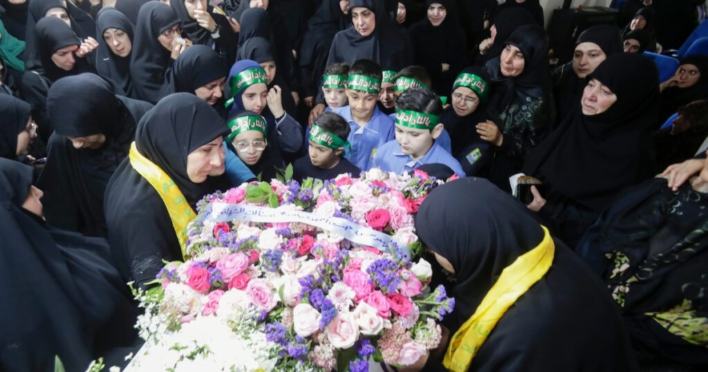 Des proches d'une fillette tuée dans l'explosion de bipeurs de membres du mouvement islamiste Hezbollah, lors de ses funérailles dans le village de Saraain, dans l'est du Liban, le 18 septembre 2024