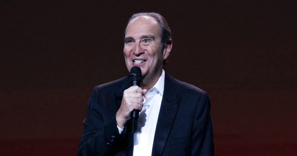 Xavier Niel sur la scène de l'Olympia, mercredi 18 septembre. Le patron d'Iliad et de Free publie un livre-entretien intitulé : "Une sacrée envie de foutre le bordel".