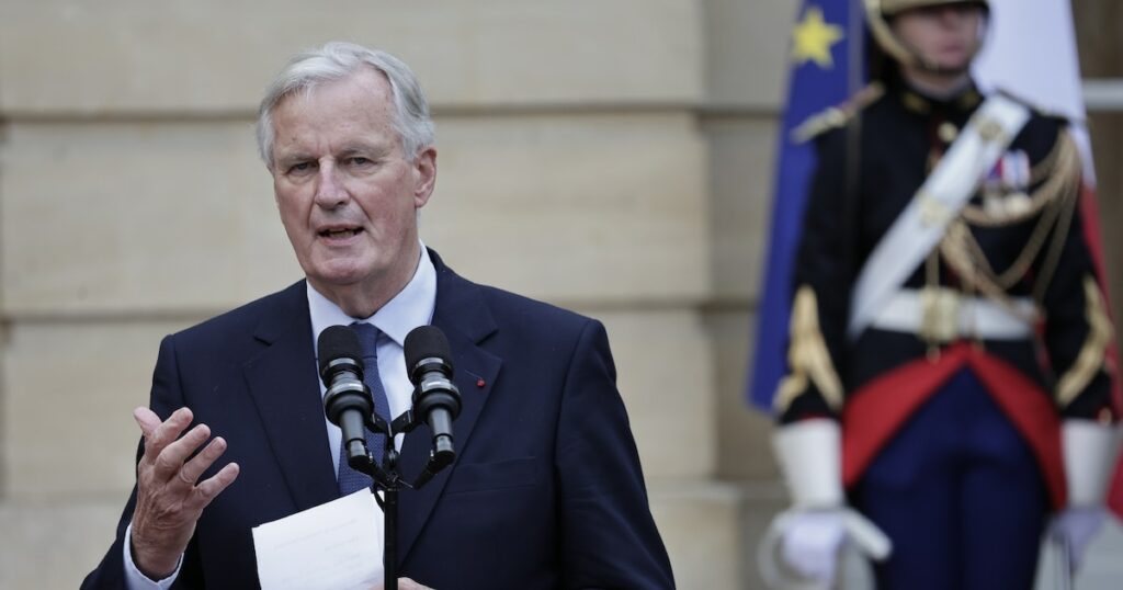 Le nouveau Premier ministre Michel Barnier lors de la passation de pouvoir à l'hôtel Matignon, le 5 septembre 2024 à Paris