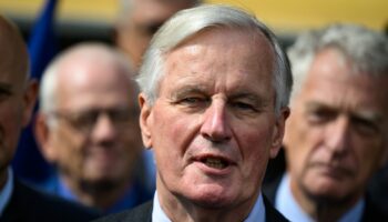 Le Premier ministre Michel Barnier (c) s'adresse aux médias après avoir visité l'Institut national de l'énergie solaire (Ines) au Bourget-du-Lac, le 12 septembre 2024 en Savoie