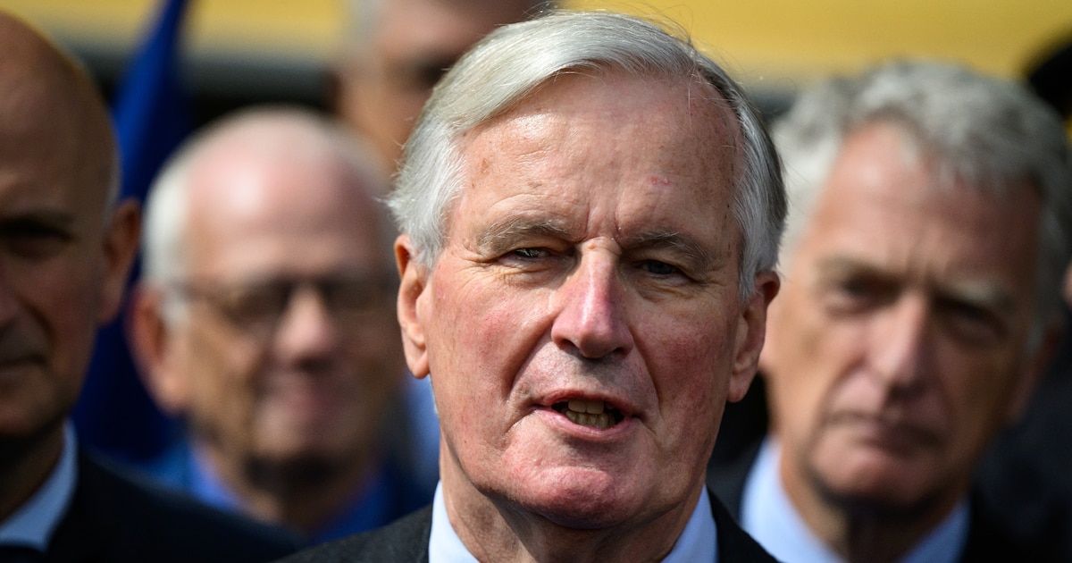 Le Premier ministre Michel Barnier (c) s'adresse aux médias après avoir visité l'Institut national de l'énergie solaire (Ines) au Bourget-du-Lac, le 12 septembre 2024 en Savoie