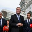 Le Premier ministre français Michel Barnier (C) s'adresse aux journalistes après avoir été accueilli par le chef du groupe parlementaire du parti Les Républicains (LR) au Sénat, à Paris, le 12 septembre 2024