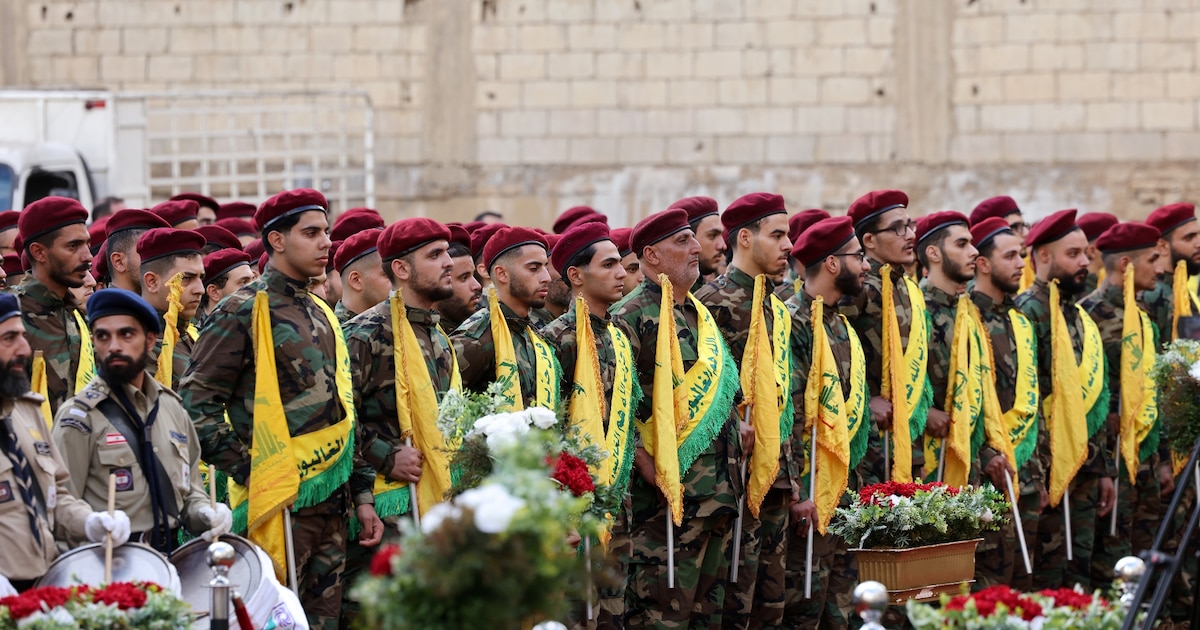 Des combattant du Hezbollah participent aux obsèques de personnes tuées la veille dans l'explosion d'appareils de communication du mouvement libanais, le 18 septembre, dans la banlieue sud de Beyrouth au Liban