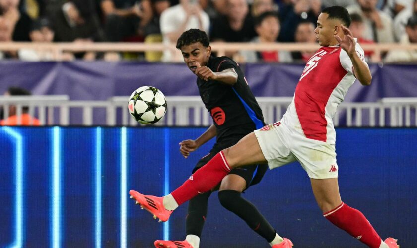 Monaco-FC Barcelone : les deux équipes toujours dos à dos mais les Monégasques, à onze contre dix, continuent de pousser