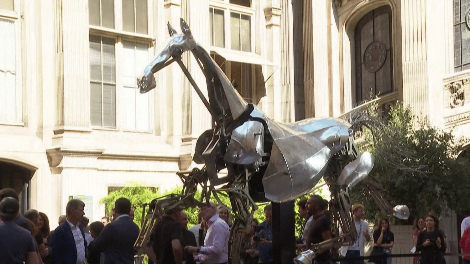 Paris 2024 : que vont devenir la vasque, les statues dorées et le cheval métallique ?