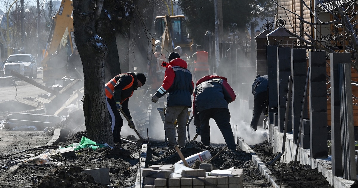 Travaux de reconstruction dans la rue Vokzakna à Boutcha, en Ukraine, le 30 mars 2023