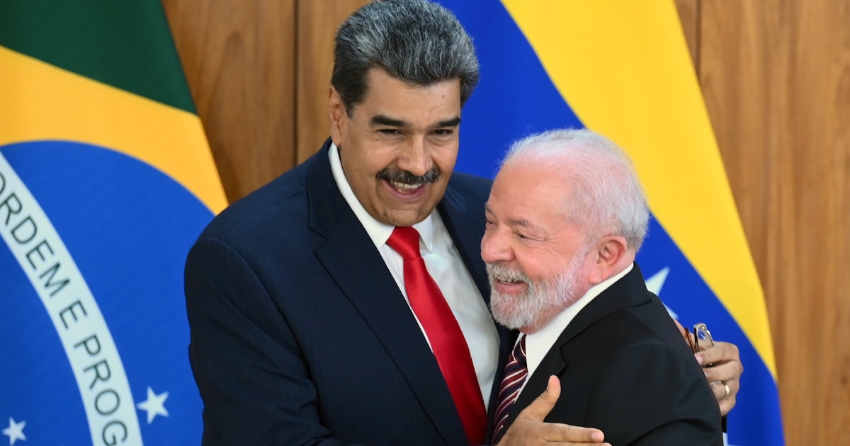 Le président brésilien Luiz Inacio Lula da Silva (à droite) reçoit son homologue vénézuélien Nicolas Maduro, le 29 mai 2023 à Brasilia