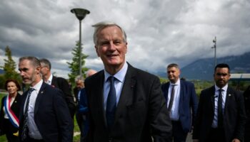 Le Premier ministre Michel Barnier (c) après une viste à l'Institut national de l'énergie solaire (Ines) au Bourget-du-Lac, le 12 septembre 2024 en Savoie