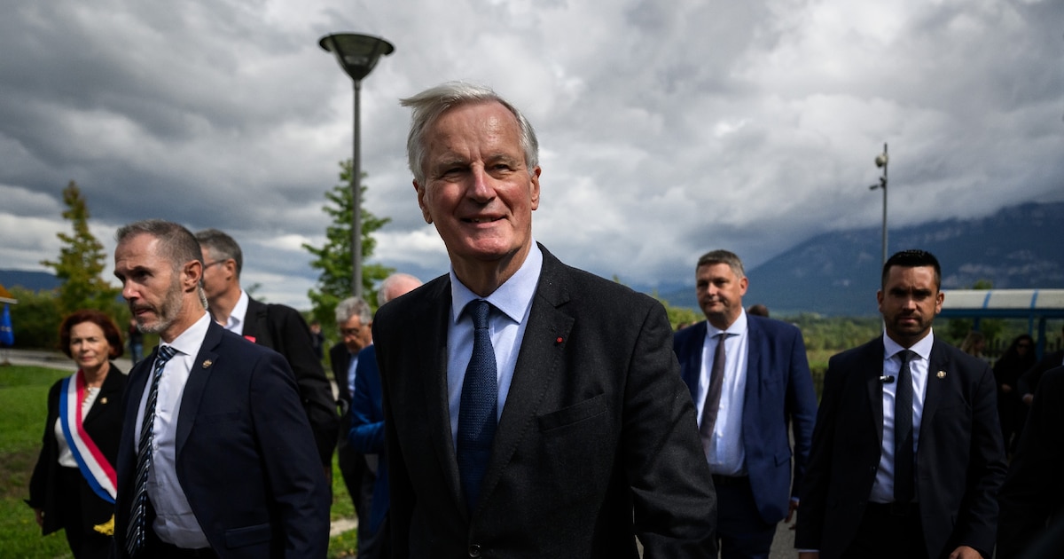 Le Premier ministre Michel Barnier (c) après une viste à l'Institut national de l'énergie solaire (Ines) au Bourget-du-Lac, le 12 septembre 2024 en Savoie