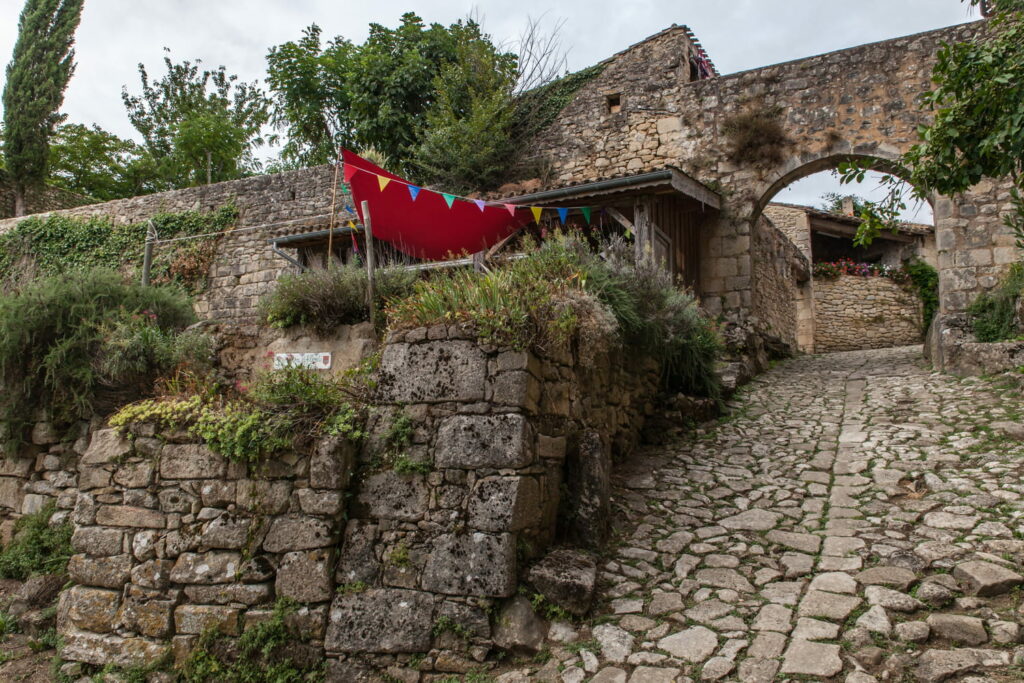 Il s'agit du plus petit village de France, aucune voiture ne peut y circuler