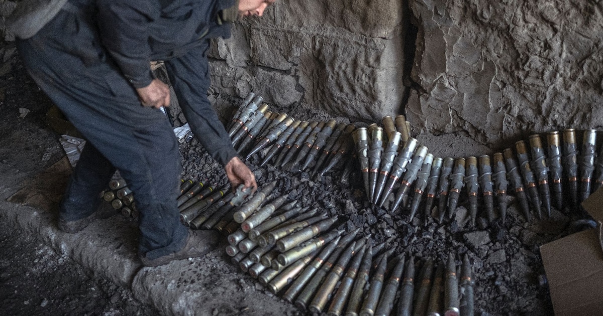 Un soldat ukrainien trie des munitions à Bakhmout, dans l'est de l'Ukraine, le 9 novembre 2022