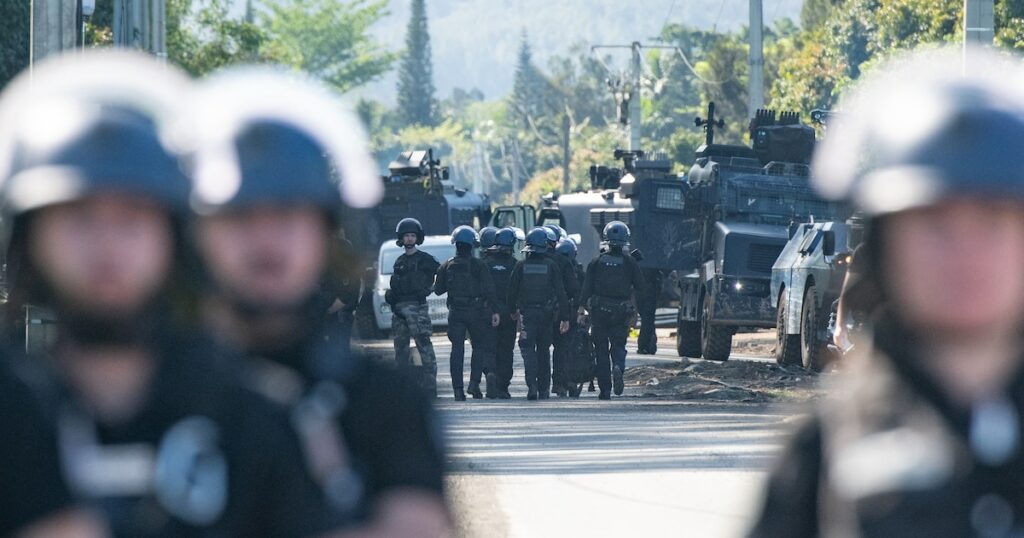 Les gendarmes français bloquent une route au Mont-Dore, dans le territoire français du Pacifique de Nouvelle-Calédonie, le 19 septembre 2024.