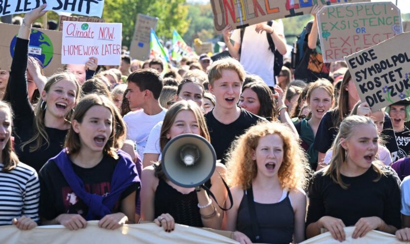 Berlin: Rund 1.000 Menschen demonstrieren für besseren Klimaschutz