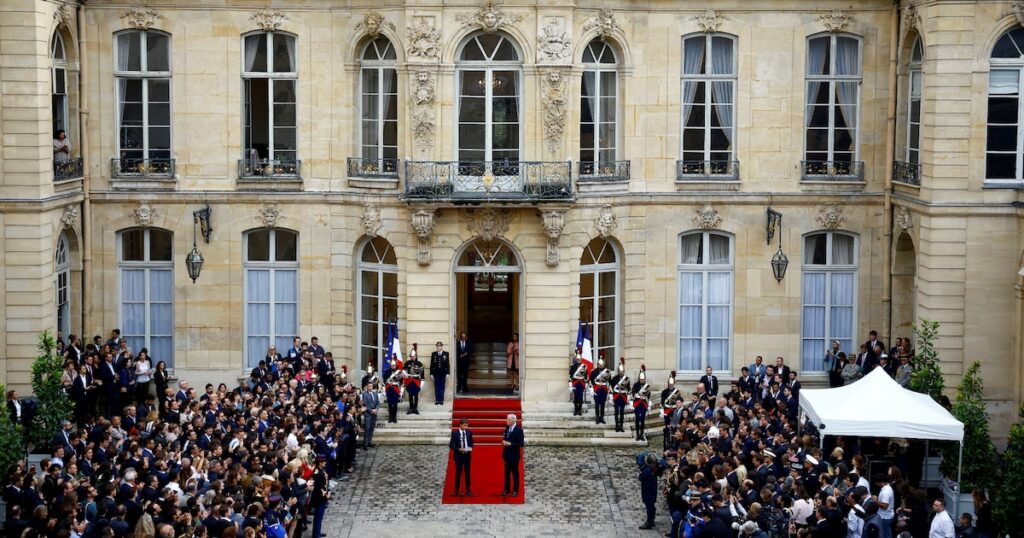 Le nouveau Premier ministre Michel Barnier (D) avec son prédécesseur Gabriel Attal le 5 septembre 2024 à l'hôtel Matignon à Paris