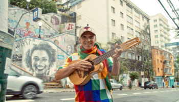 Manu Chao revient avec « Viva Tu », et il sait encore surprendre