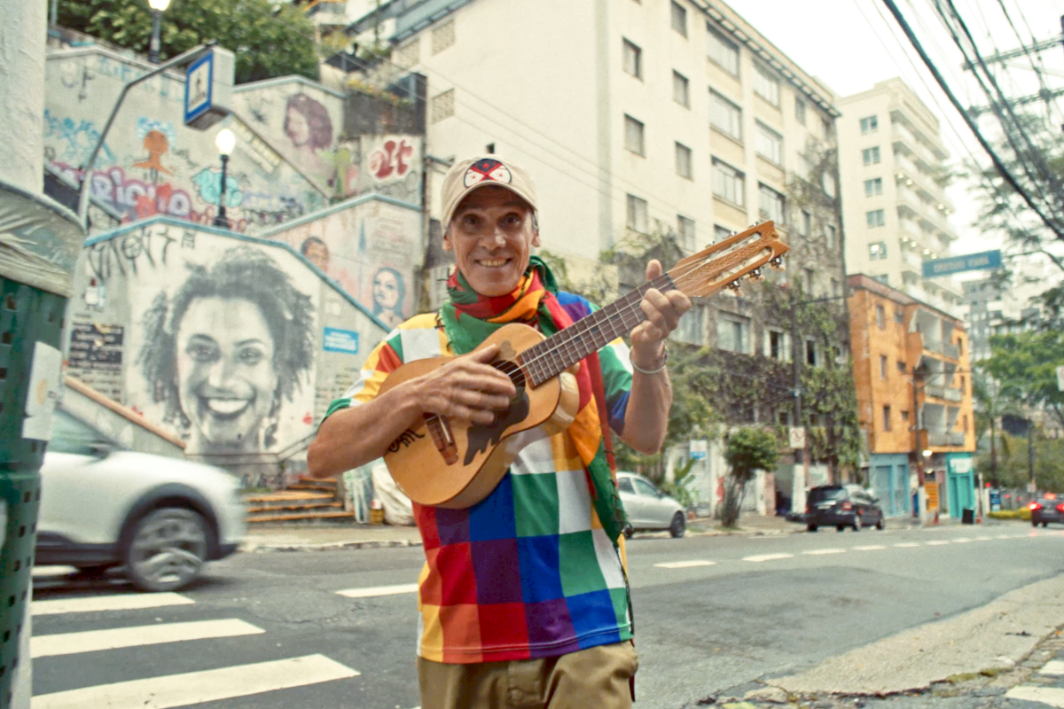 Manu Chao revient avec « Viva Tu », et il sait encore surprendre