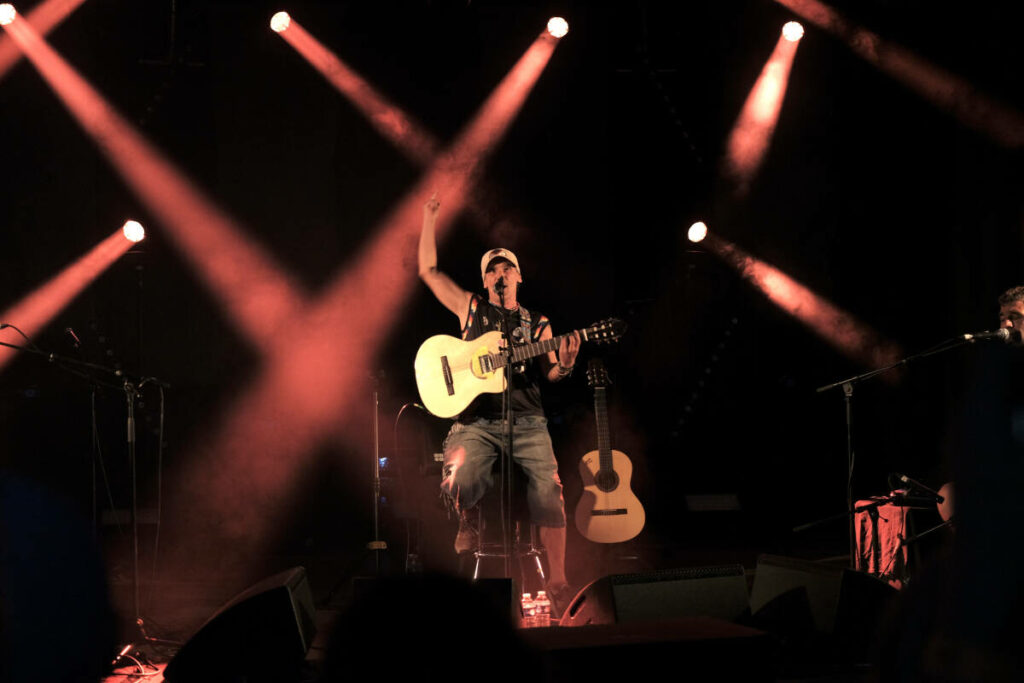 « On est putain de vivant ! » : dans les coulisses de la tournée « clandestino » de Manu Chao