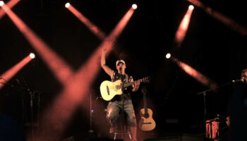 « On est putain de vivant ! » : dans les coulisses de la tournée « clandestino » de Manu Chao