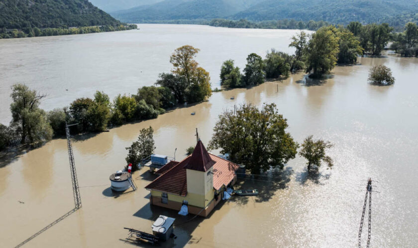 En Hongrie, la tempête Boris sort le Danube de son lit