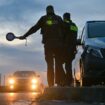 Polizei fasst Schleuser mit sieben Syrern im Auto, drei davon kauern im Kofferraum