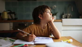 Les devoirs du soir à l’école primaire, ça ne plaît pas à tout le monde, mais ces trois instits sont toujours pour