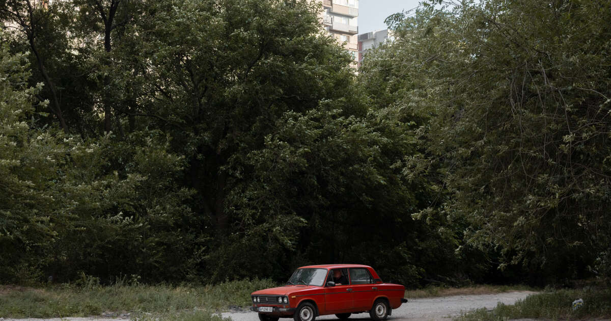 La petite voiture rouge hors du temps qui raconte la guerre en Ukraine