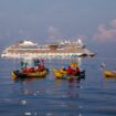 Des militants de Stop croisières et Extinction Rebellion bloquent des navires de croisière à l'entrée du port de Marseille