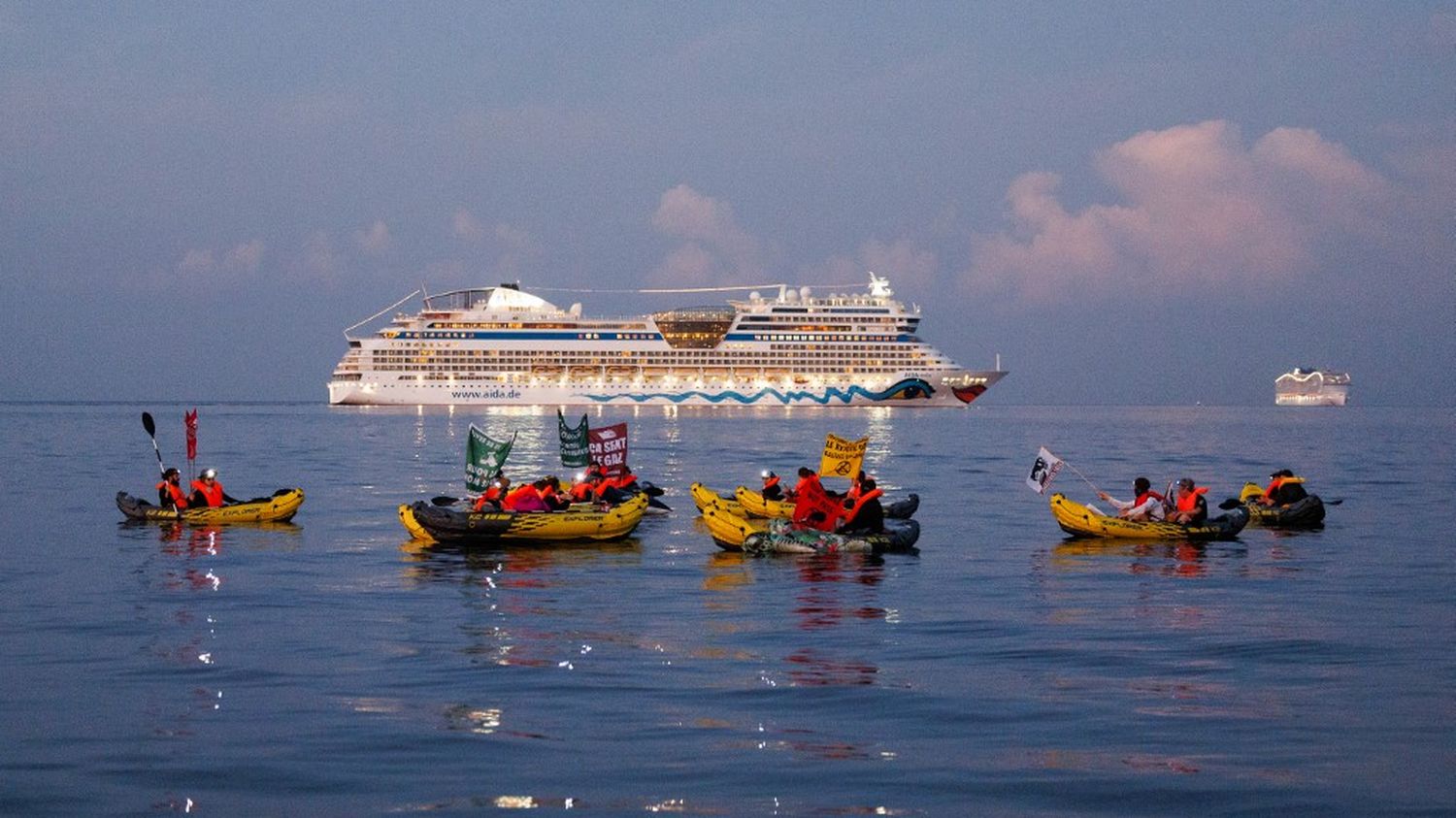 Des militants de Stop croisières et Extinction Rebellion bloquent des navires de croisière à l'entrée du port de Marseille