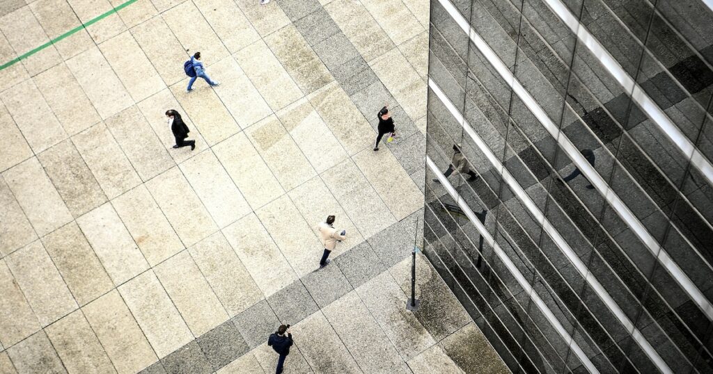 Dans le tertiaire marchand hors intérim, l'emploi salarié privé est quasi-stable après un rebond au premier trimestre (+0,1% soit +6.300 emplois), ajoute l'Insee