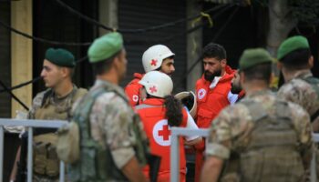 Secouristes et soldats libanais rassemblés sur les lieux de la frappe israélienne de la veille sur la banlieue sud de Beyrouth, le 21 septembre 2024